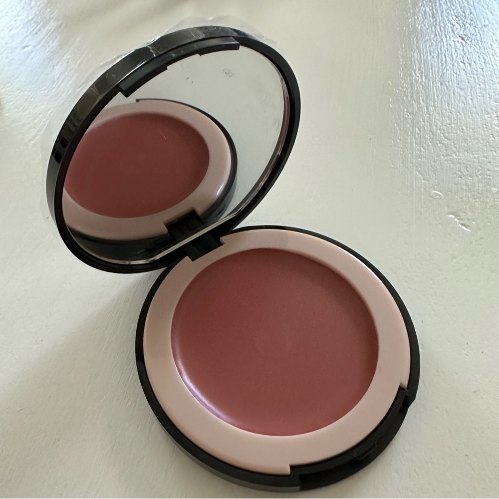 Doll 10 DREAM WHIP Creamy Multi-tasking Blush & Highlight Souffle SHE'S A DOLL